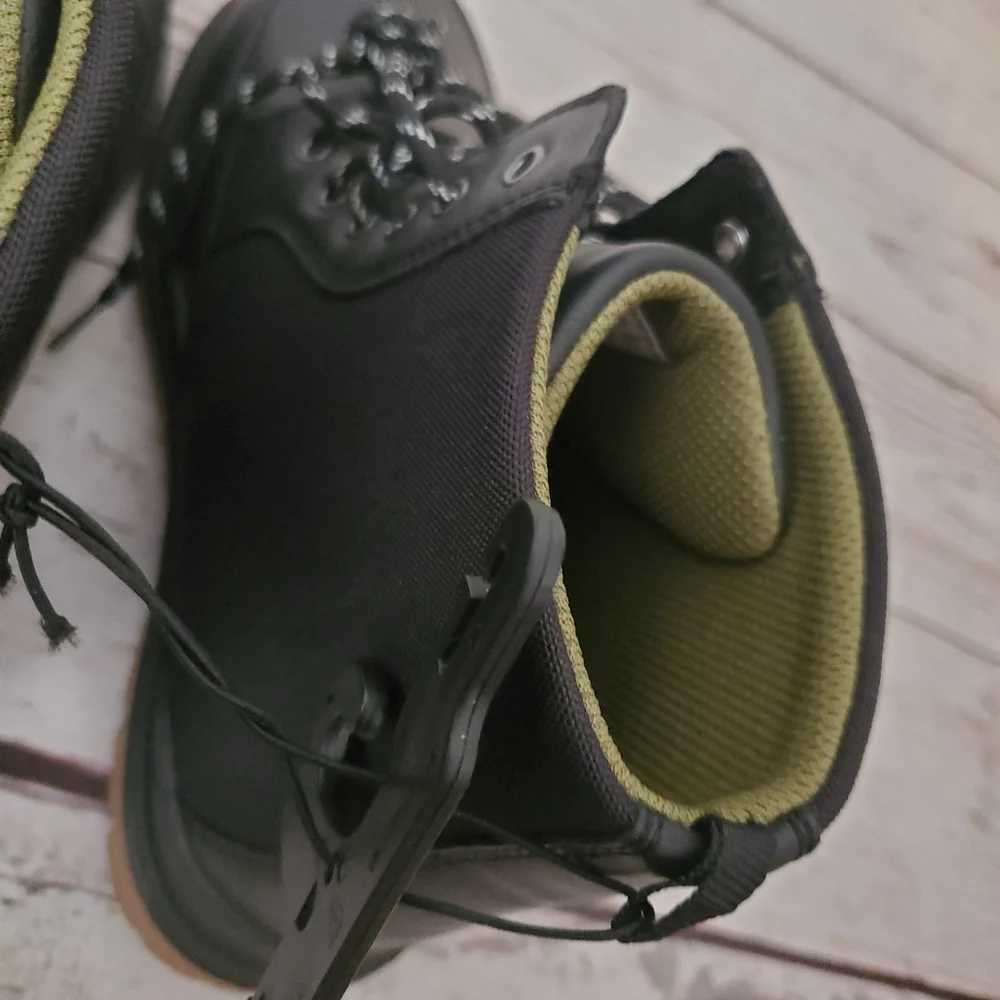 Wonder Nation boy's boots with non-marking outsole black size 6